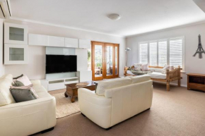 Charming 2BR Apartment In A Great Location With WIFI & BBQ